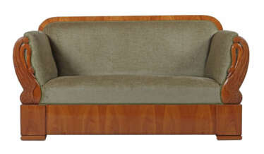 Empire-Sofa mit Schwänen um 1810, Kirschbaum furniert, kastenförmiger …