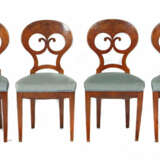 Satz aus vier Biedermeier-Stühlen 2. Viertel 19. Jh., Nussbaummaser fu… - Foto 1