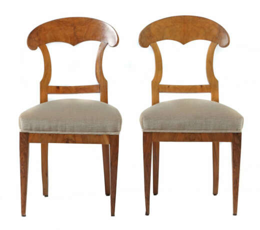 Zwei Biedermeier-Schaufelstühlen 2. Viertel 19. Jh., Nussbaum furniert… - Foto 1 Zwei Biedermeier-Schaufelstühlen 2. Viertel 19. Jh., Nussbaum furniert… - Foto 1