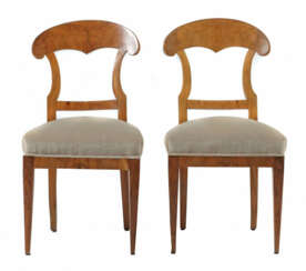 Zwei Biedermeier-Schaufelstühlen 2. Viertel 19. Jh., Nussbaum furniert…
