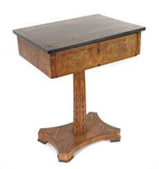 Biedermeier-Nähtisch 2. Viertel 19. Jh., Nussbaum furniert mit Floralm…