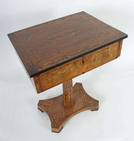 Biedermeier-Nähtisch 2. Viertel 19. Jh., Nussbaum furniert mit Floralm… - фото 2