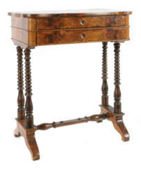 Spätbiedermeier-Nähtisch Mitte 19. Jh., Nussbaummaser furniert, 2 Kons…