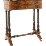 Spätbiedermeier-Nähtisch Mitte 19. Jh., Nussbaummaser furniert, 2 Kons… - фото 1