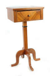 Nähtisch im Biedermeierstil 19. Jh., Mahagoni furniert, gekreuzte, büg…