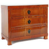 Biedermeier-Modellkommode mit ebonisierten Schlüssellochschildern 2. V… - Foto 1