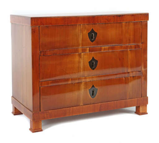 Biedermeier-Modellkommode mit ebonisierten Schlüssellochschildern 2. V… - Foto 1