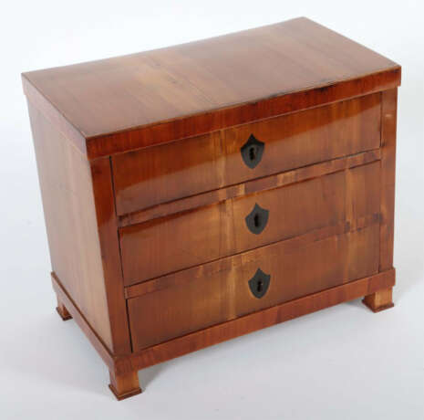 Biedermeier-Modellkommode mit ebonisierten Schlüssellochschildern 2. V… - Foto 2