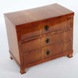 Biedermeier-Modellkommode mit ebonisierten Schlüssellochschildern 2. V… - Foto 2