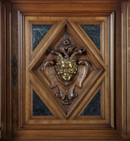 Gründerzeit-Buffet mit Bronze-Faunskopf um 1880, Nussbaum, Rahmenbauwe… - Foto 2