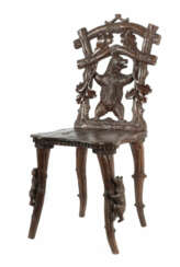 Brienzer Bären-Stuhl Schweiz, um 1880, Nussbaum geschnitzt, die Stuhlb…