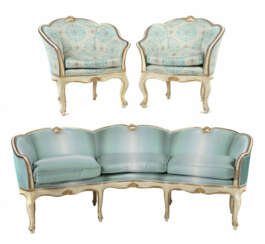 Demi Lune-Sofa und zwei Fauteuils im Rokokostil 19. Jh./um 1900, moulu…