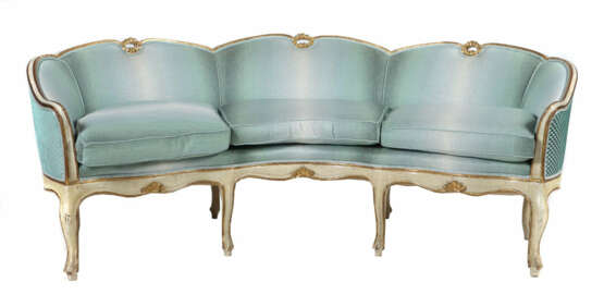 Demi Lune-Sofa und zwei Fauteuils im Rokokostil 19. Jh./um 1900, moulu… - photo 3 Demi Lune-Sofa und zwei Fauteuils im Rokokostil 19. Jh./um 1900, moulu… - photo 3