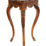 Dreibeiniger Guéridon 19. Jh., Nussbaum massiv, Cabriolebeine mit gesc… - photo 1