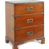 Schiffskommode England, Ende 19. Jh., Mahagoni, 3 Schübe, Messingbesch… - Foto 1