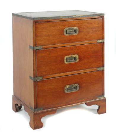 Schiffskommode England, Ende 19. Jh., Mahagoni, 3 Schübe, Messingbesch… - Foto 1 Schiffskommode England, Ende 19. Jh., Mahagoni, 3 Schübe, Messingbesch… - Foto 1