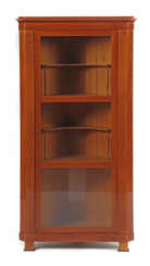 Eckvitrine im Biedermeierstil um 1900, Kirschbaum, eintüriger Korpus a…