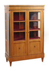 Büchervitrine im Biedermeierstil um 1900 ?, Kirschbaum furniert, zweit…