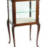 Kleine Sammlervitrine um 1900, Mahagoni, geschnitzter Rokokodekor, die… - photo 1