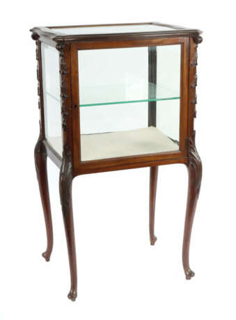 Kleine Sammlervitrine um 1900, Mahagoni, geschnitzter Rokokodekor, die… - photo 1 Kleine Sammlervitrine um 1900, Mahagoni, geschnitzter Rokokodekor, die… - photo 1