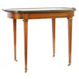 Tablettwagen 20. Jh., spitz zulaufende Vierkantbeine mit Lenkrollen, d… - photo 1