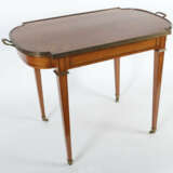 Tablettwagen 20. Jh., spitz zulaufende Vierkantbeine mit Lenkrollen, d… - photo 2