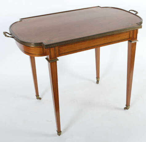 Tablettwagen 20. Jh., spitz zulaufende Vierkantbeine mit Lenkrollen, d… - photo 2 Tablettwagen 20. Jh., spitz zulaufende Vierkantbeine mit Lenkrollen, d… - photo 2