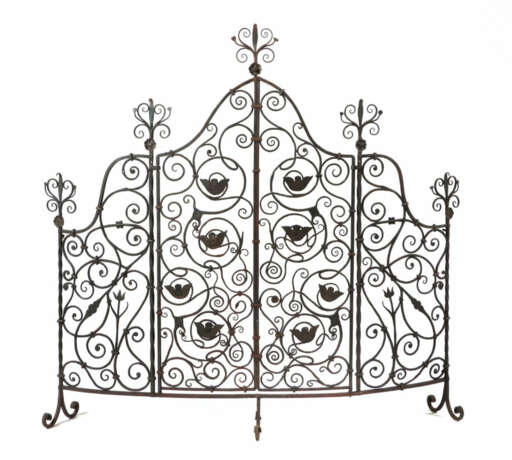 Feines kunstschmiedeeisernes Kamingitter 19. Jh., auf drei Beinen frei… - фото 1 Feines kunstschmiedeeisernes Kamingitter 19. Jh., auf drei Beinen frei… - фото 1