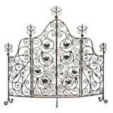 Feines kunstschmiedeeisernes Kamingitter 19. Jh., auf drei Beinen frei… - фото 1