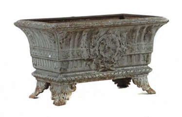 Jardiniere um 1900, Eisenguss-Pflanzenkübel im neoklassizistischen Sti…