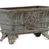 Jardiniere um 1900, Eisenguss-Pflanzenkübel im neoklassizistischen Sti… - photo 1