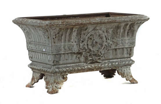 Jardiniere um 1900, Eisenguss-Pflanzenkübel im neoklassizistischen Sti… - photo 1