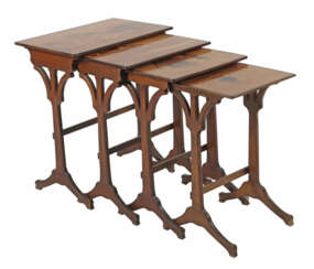 Vier Art Nouveau-Satztische Frankreich, um 1900, jeweils mit Intarsien…