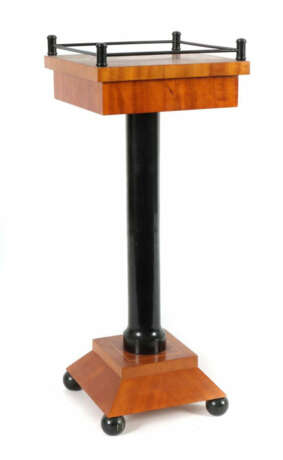 Blumensäule Anfang 20. Jh., Holztischchen, Maserfurnier, Ahorn u. a., … - photo 1 Blumensäule Anfang 20. Jh., Holztischchen, Maserfurnier, Ahorn u. a., … - photo 1