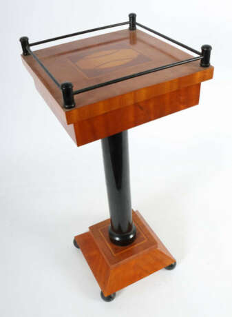 Blumensäule Anfang 20. Jh., Holztischchen, Maserfurnier, Ahorn u. a., … - photo 2 Blumensäule Anfang 20. Jh., Holztischchen, Maserfurnier, Ahorn u. a., … - photo 2