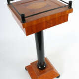 Blumensäule Anfang 20. Jh., Holztischchen, Maserfurnier, Ahorn u. a., … - photo 2