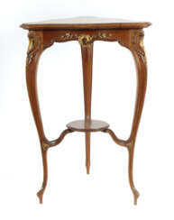 Dreiseitiger Gueridon im Rokokostil 20. Jh., drei Cabriolebeine mit Ve…