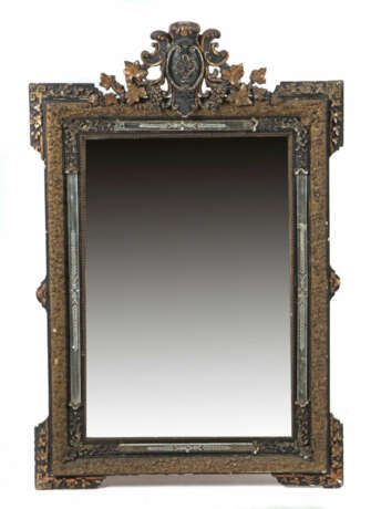 Spiegel mit Kartuschenbekrönung 20. Jh., Holzleistenrahmen mit Stuckde… - Foto 1 Spiegel mit Kartuschenbekrönung 20. Jh., Holzleistenrahmen mit Stuckde… - Foto 1