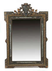 Spiegel mit Kartuschenbekrönung 20. Jh., Holzleistenrahmen mit Stuckde…