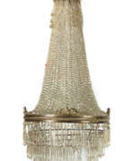 Möbel. Kronleuchter im klassizistischen Stil 20. Jh., Glasprismenbehang in Fo…