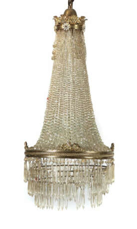 Kronleuchter im klassizistischen Stil 20. Jh., Glasprismenbehang in Fo… - фото 1 Kronleuchter im klassizistischen Stil 20. Jh., Glasprismenbehang in Fo… - фото 1