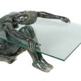 Skulpturaler Tisch 20./21. Jh., Bronzegussfigur als unterlebensgroßer … - фото 1