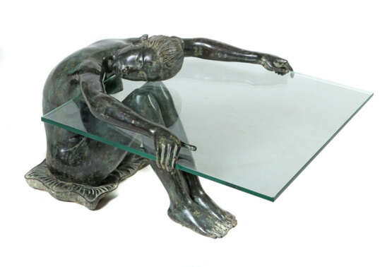 Skulpturaler Tisch 20./21. Jh., Bronzegussfigur als unterlebensgroßer … - фото 1 Skulpturaler Tisch 20./21. Jh., Bronzegussfigur als unterlebensgroßer … - фото 1