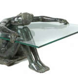 Skulpturaler Tisch 20./21. Jh., Bronzegussfigur als unterlebensgroßer … - фото 2