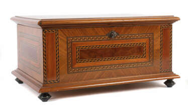 Reich intarsierte Schatulle Anfang 20. Jh., verschiedene Hölzer wie Nu…