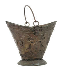 Kohleeimer um 1880, Metall, großer Eimer in Korbform, die Wandung umge…