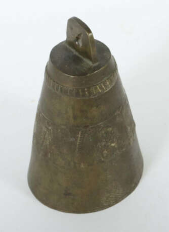 Glocke 19. Jh., Bronze, Wandung umgehend mit reliefiertem Dekor, mit K… - photo 2