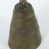 Glocke 19. Jh., Bronze, Wandung umgehend mit reliefiertem Dekor, mit K… - photo 2