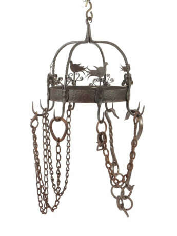 Küchen-/Speckkrone 19. Jh., Schmiedeeisen, an einer Gliederkette hänge… - photo 1 Küchen-/Speckkrone 19. Jh., Schmiedeeisen, an einer Gliederkette hänge… - photo 1
