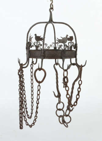 Küchen-/Speckkrone 19. Jh., Schmiedeeisen, an einer Gliederkette hänge… - photo 2 Küchen-/Speckkrone 19. Jh., Schmiedeeisen, an einer Gliederkette hänge… - photo 2